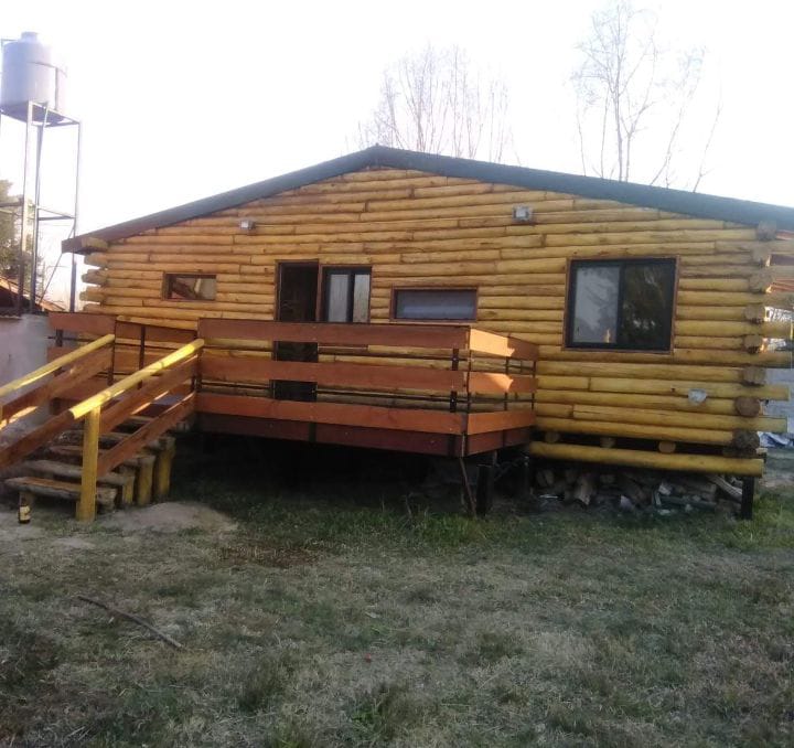 Cabaña de tronco construida por Pereyra Habitta en Uruguay